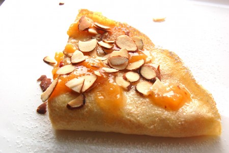 Crêpes aux pêches et aux amandes