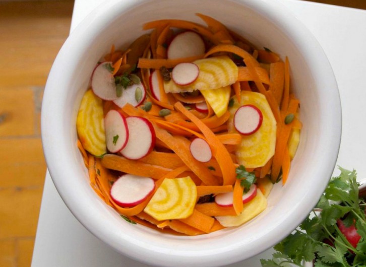 Réaliser une salade vegan de carottes, radis et betteraves jaunes